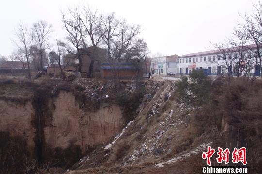 圖為未填黃土之前的安家寺大溝。慶城縣委外宣辦供