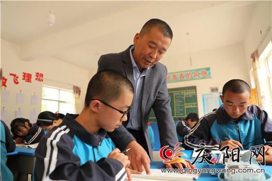 【尋找最美鄉(xiāng)村教師】李天才：不能讓孩子們不會(huì)寫(xiě)字
