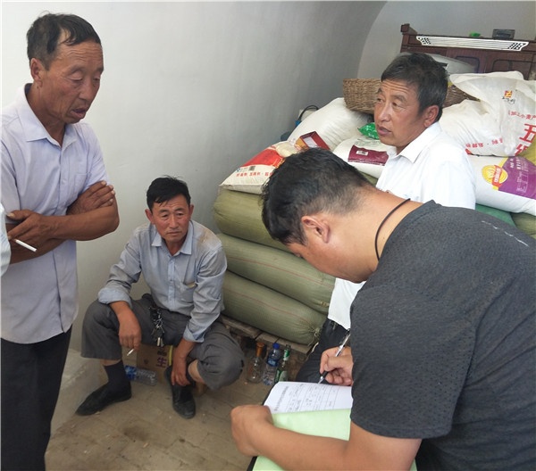 村干部和紅白理事會成員入戶填寫報備表。