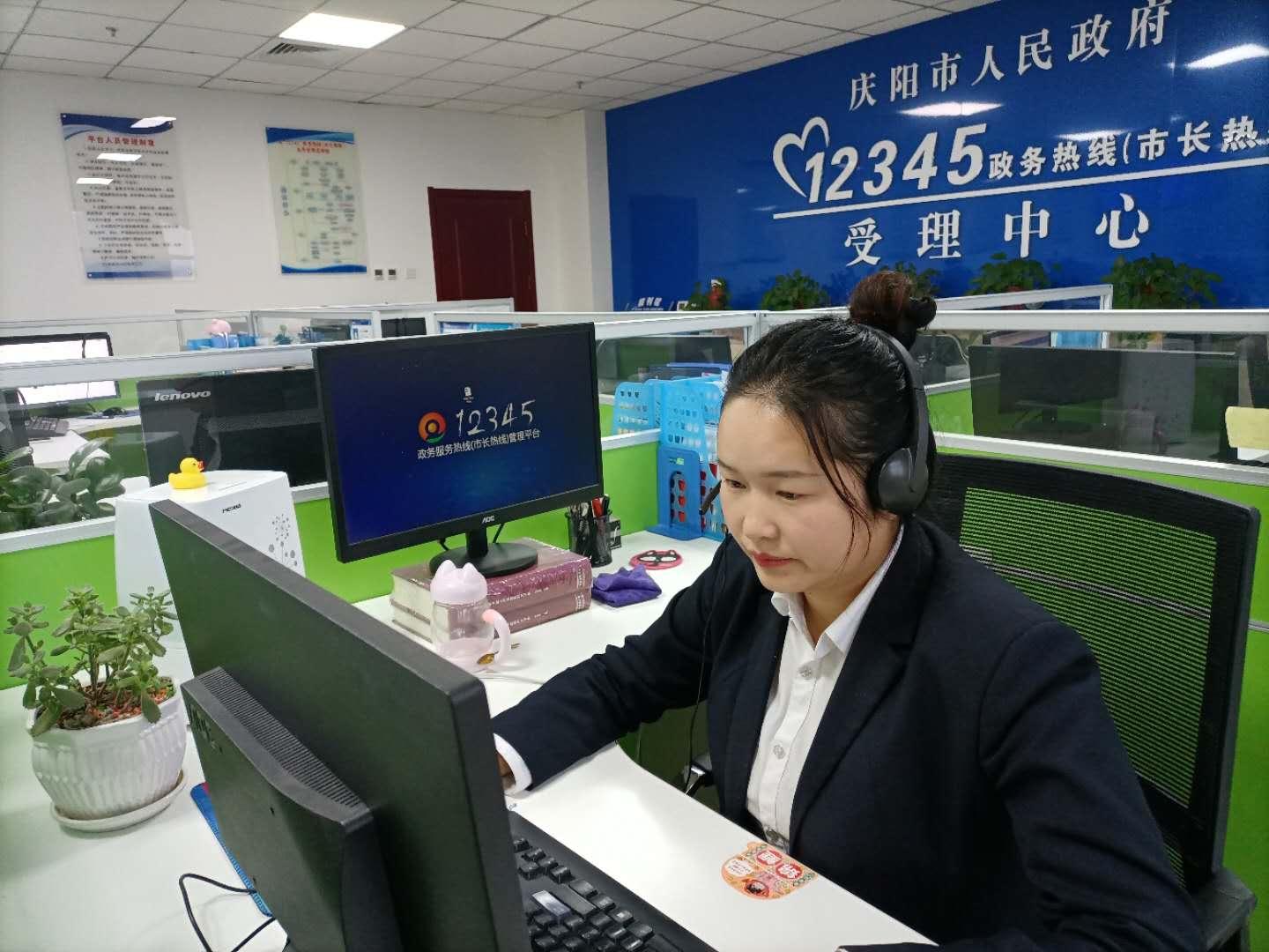 話(huà)務(wù)員在積極反饋群眾訴求