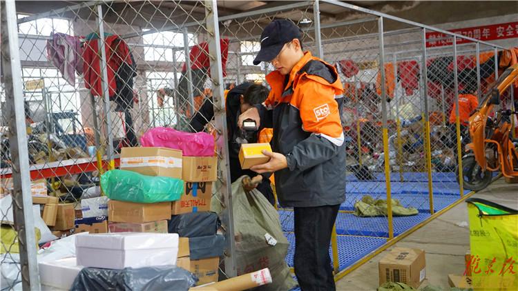 當(dāng)“快遞垃圾”遇上“垃圾分類”——西峰城區(qū)快遞包裝垃圾無家可歸為哪般？