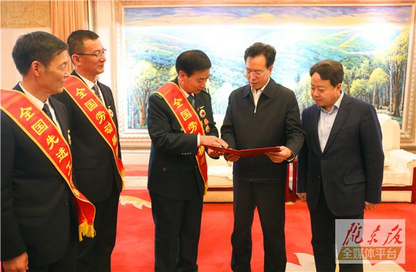 慶陽市3名全國勞動模范和先進(jìn)工作者載譽(yù)歸來！贠建民盧小亨親切會見