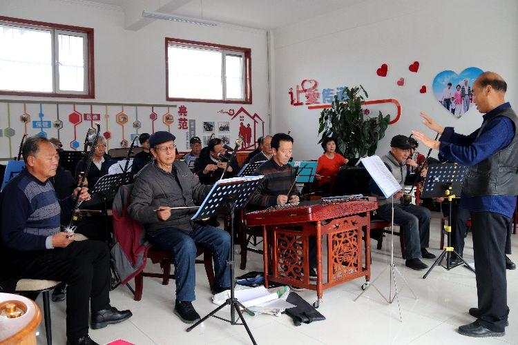 康壽路社區(qū)藝術(shù)團隊在排演節(jié)目。  通訊員  郭芳  攝