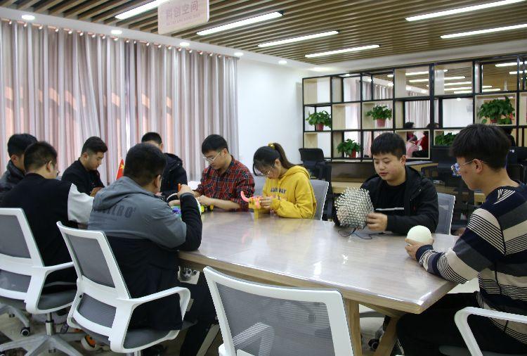 介子路社區(qū)360大學生社會實踐基地科創(chuàng)空間。  本報記者  盤小美  攝 