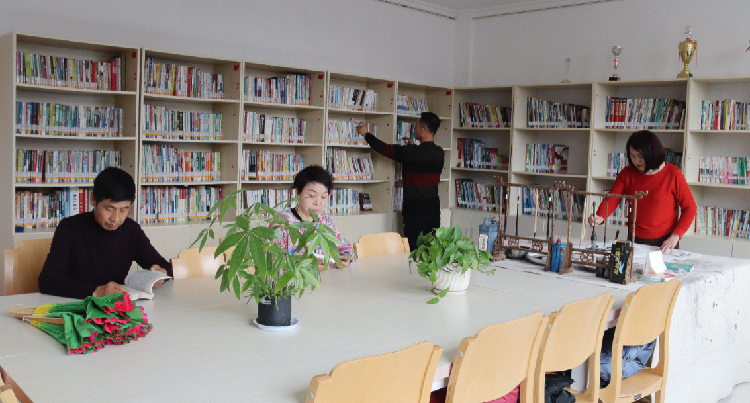 居民在社區(qū)城市書吧看書、繪畫。  通訊員  郭芳  攝  