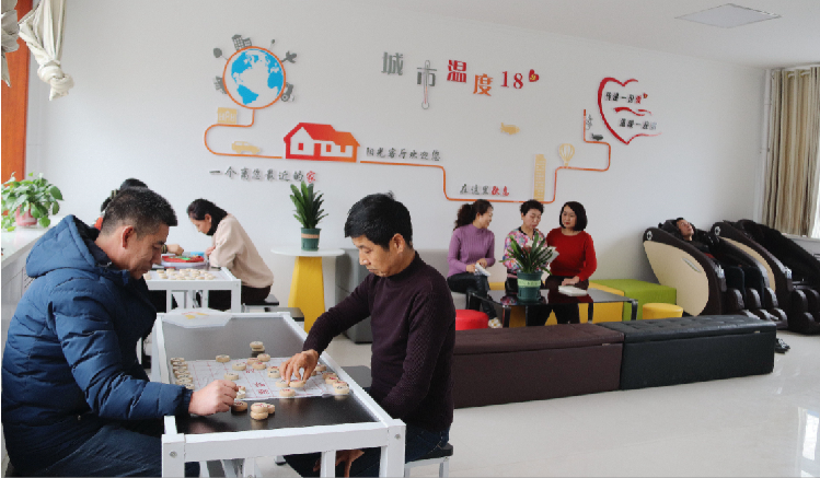 市民在東大街社區(qū)陽光客廳休閑娛樂。  通訊員  郭芳  攝  