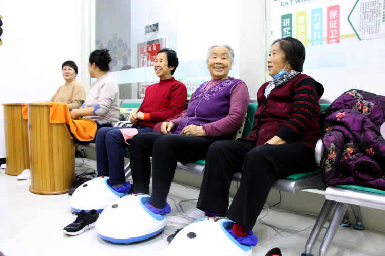 合水東路社區(qū)，老年人在做足療按摩。  通訊員  趙芳芳  攝  