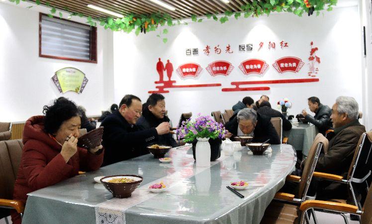 南苑路社區(qū)，老人在“老年餐桌”就餐。  通訊員  耿洋洋  攝  