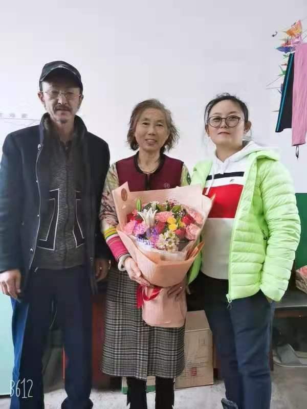 李桂芝和女兒牟鯤鵬、丈夫張順在一起