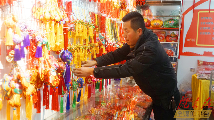 【新春走基層】寧縣農(nóng)民郭海峰創(chuàng)建刺繡扶貧車間，帶領(lǐng)鄉(xiāng)親“繡”出好光景