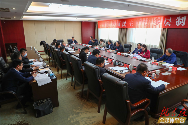 【圖說(shuō)兩會(huì)】看！政協(xié)委員熱議政府工作報(bào)告