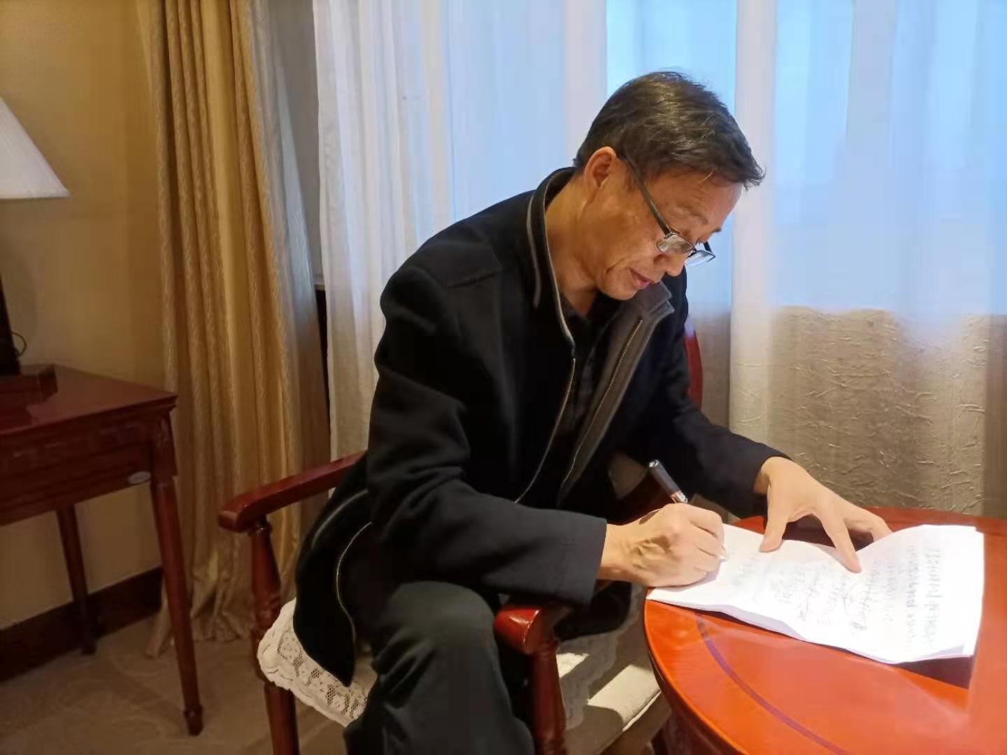 政協(xié)委員邢小林在準備提案