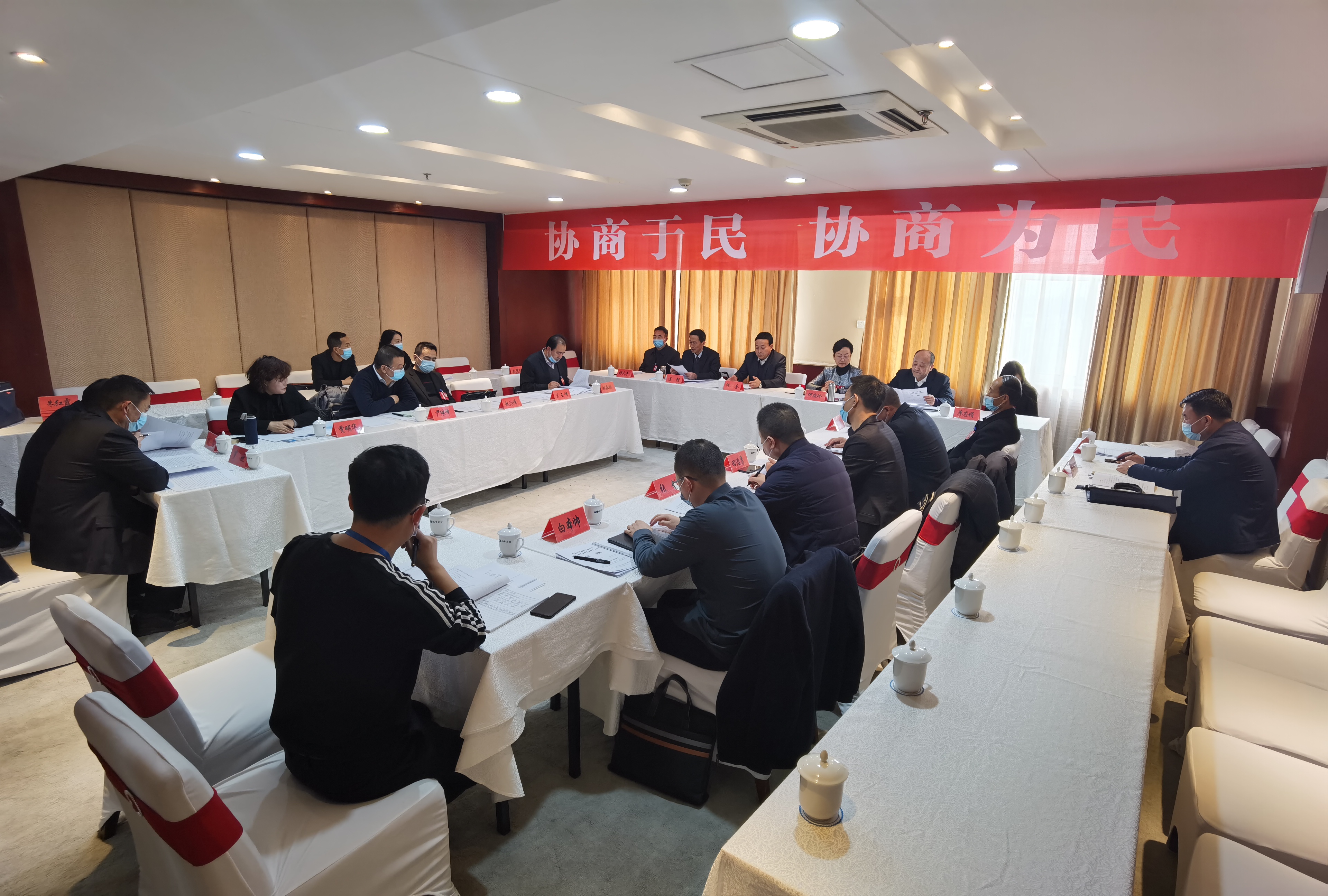 市政協(xié)委員繼續(xù)分組討論市委書記講話和相關(guān)報告。