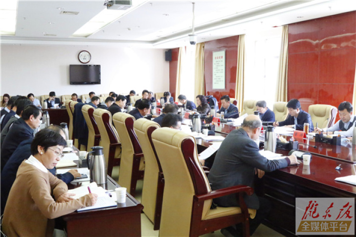 盧小亨主持召開市政府黨組（擴(kuò)大）會議暨理論學(xué)習(xí)中心組學(xué)習(xí)會議