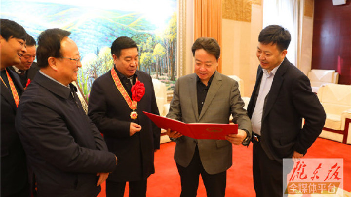 【隴東報(bào)視頻海報(bào)】載譽(yù)歸來！ 盧小亨會見慶陽市全國脫貧攻堅(jiān)獎 獲獎代表