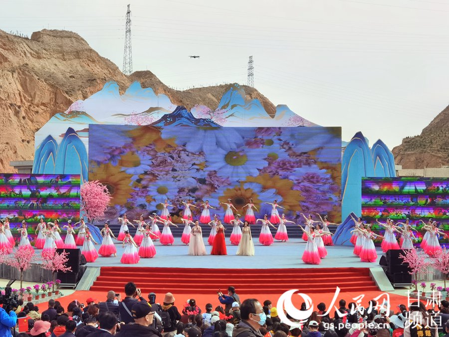 第38屆蘭州桃花旅游節(jié)開(kāi)幕式上的舞蹈表演。 人民網(wǎng) 高翔攝