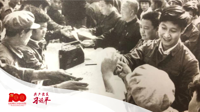 習(xí)近平帶領(lǐng)縣委工作人員在正定接頭發(fā)放《民意調(diào)查表》。 （圖片來(lái)源于《習(xí)近平在正定》）