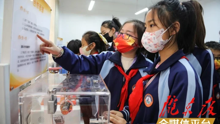 【第一眼】贊！科普知識進(jìn)校園，讓學(xué)生“零距離”感受科技魅力……