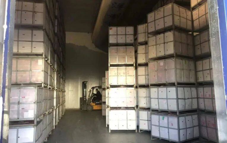 恒溫保鮮冷藏庫里存放的裝滿蘋果的果筐。