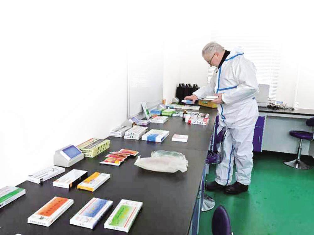 澳大利亞專家戴維德博士在環(huán)縣慶環(huán)肉羊制種有限公司做研究。