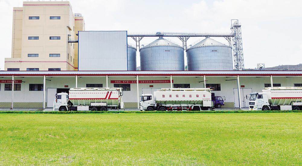 甘肅圣越農(nóng)牧發(fā)展有限公司飼料廠。 通訊員 田永昭 攝