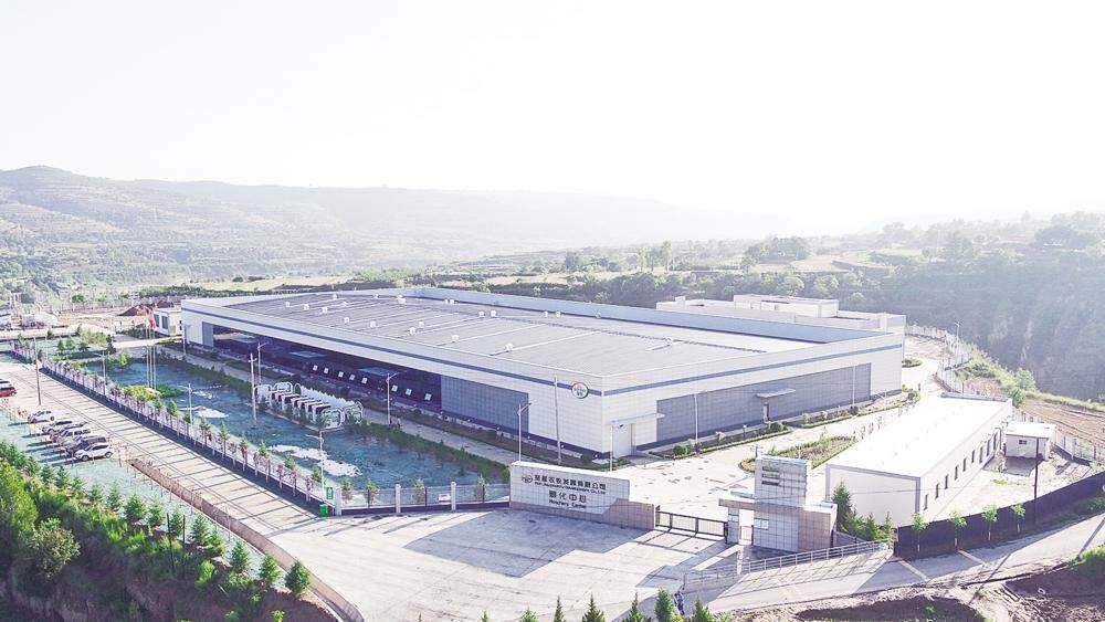 甘肅圣越農(nóng)牧發(fā)展有限公司孵化中心俯瞰。 隴東報(bào)全媒體記者 白勇濤 攝