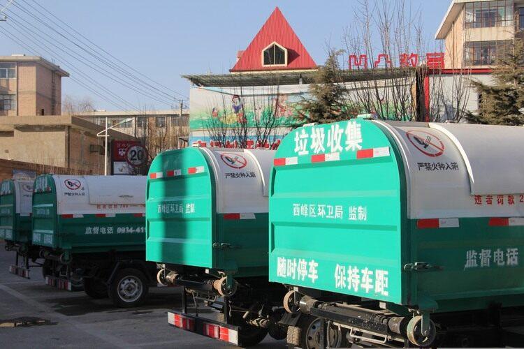 我市環(huán)衛(wèi)部門持續(xù)推進(jìn)每天“三次普掃”及全天候動(dòng)態(tài)保潔作業(yè)機(jī)制。隴東報(bào)全媒體記者 劉萍凝 攝