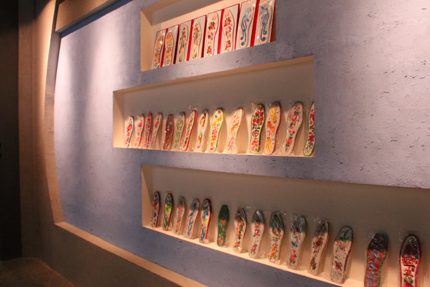 莊子峁生態(tài)農(nóng)莊農(nóng)耕文化展示廳內(nèi)展示的手工刺繡鞋墊。