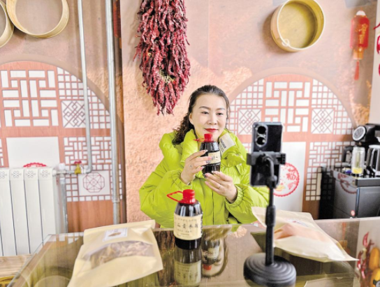 莊子峁生態(tài)農(nóng)莊負(fù)責(zé)人楊清艷直播賣貨。