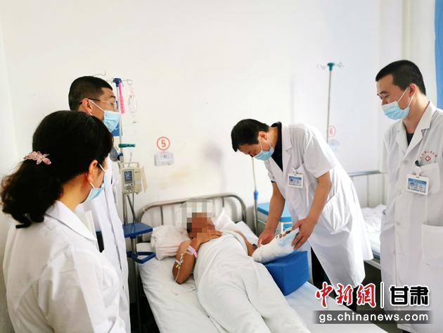 圖為術(shù)后第6天，患者可輕輕活動食指。