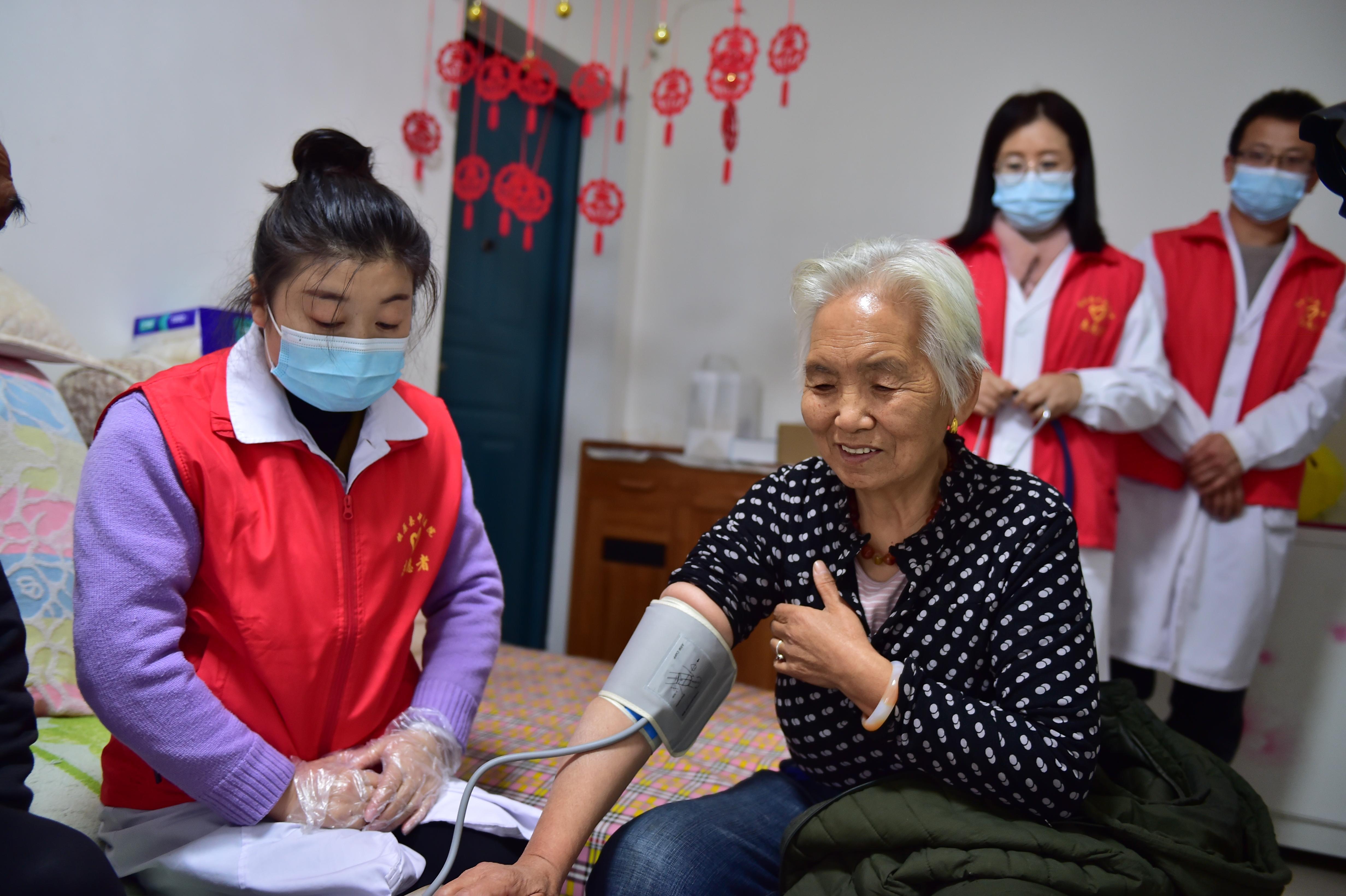 【組圖】紅馬甲讓愛(ài)傳遞更有溫度