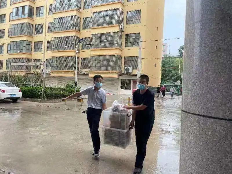 看到路邊的醫(yī)護(hù)人員，鎮(zhèn)原這對80后夫妻果斷做了一個決定！