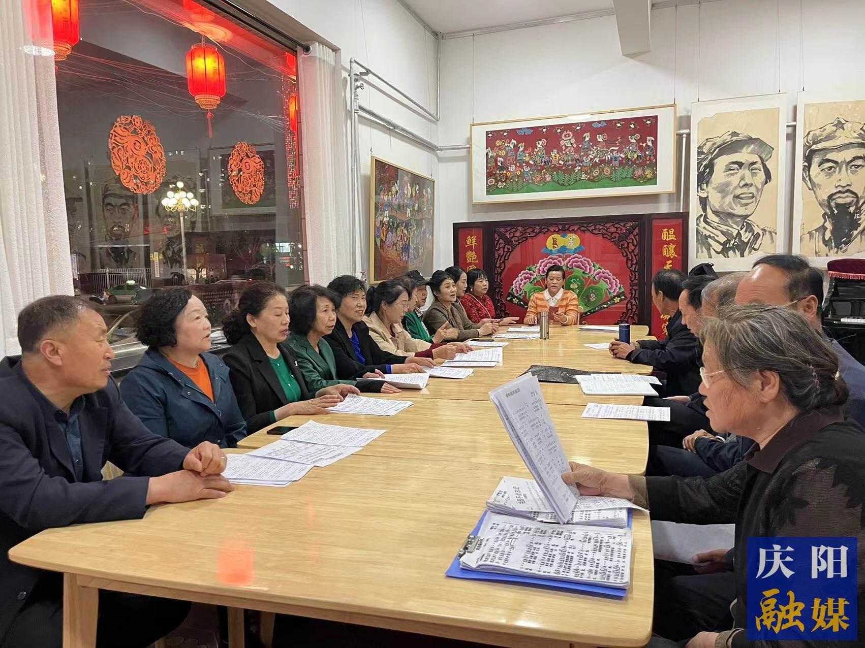 華池縣文化館民歌合唱團的成員在練習(xí)隴東民歌。