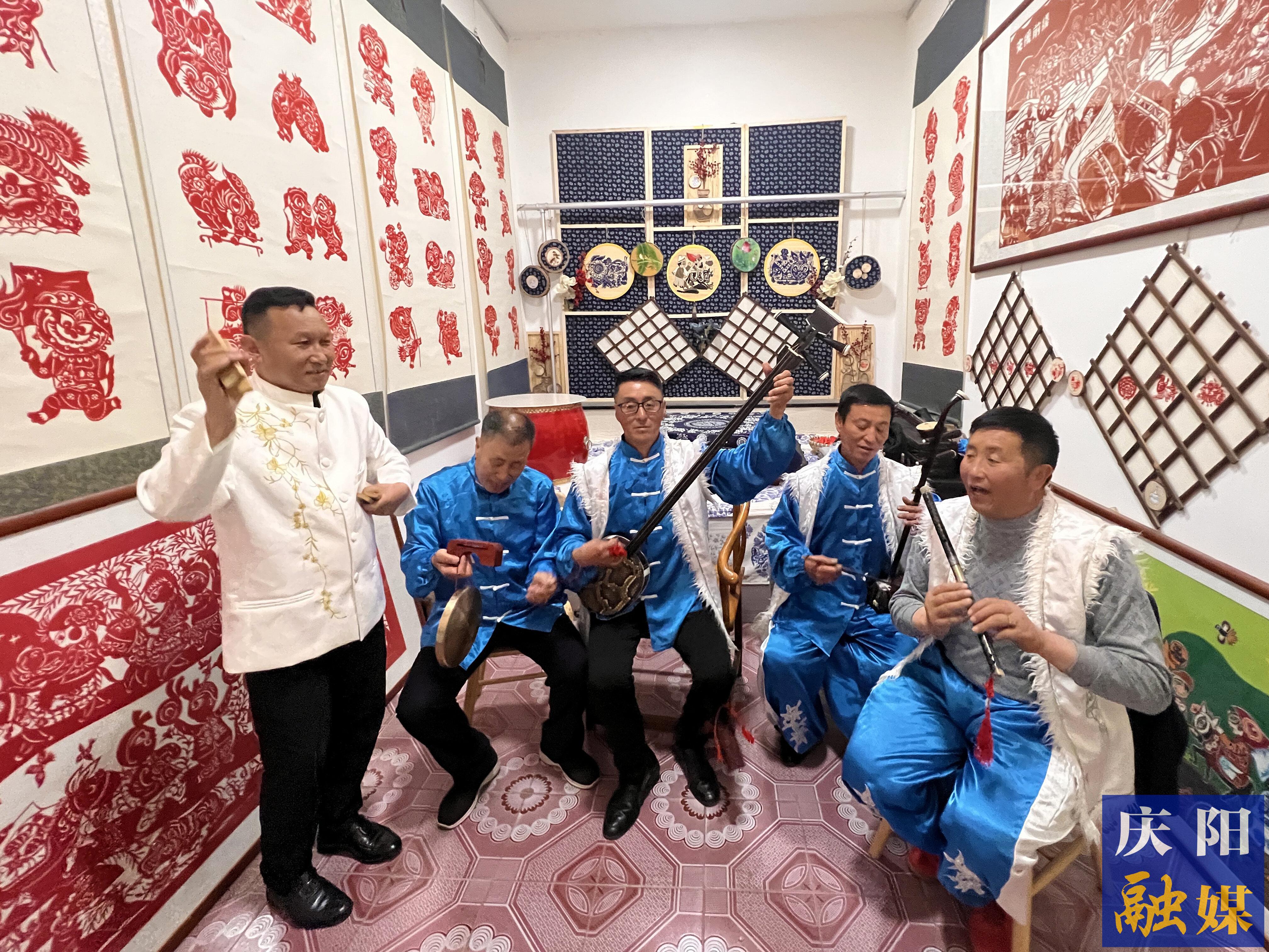 張穎奎（左三）和同伴在手機前直播南梁說唱。