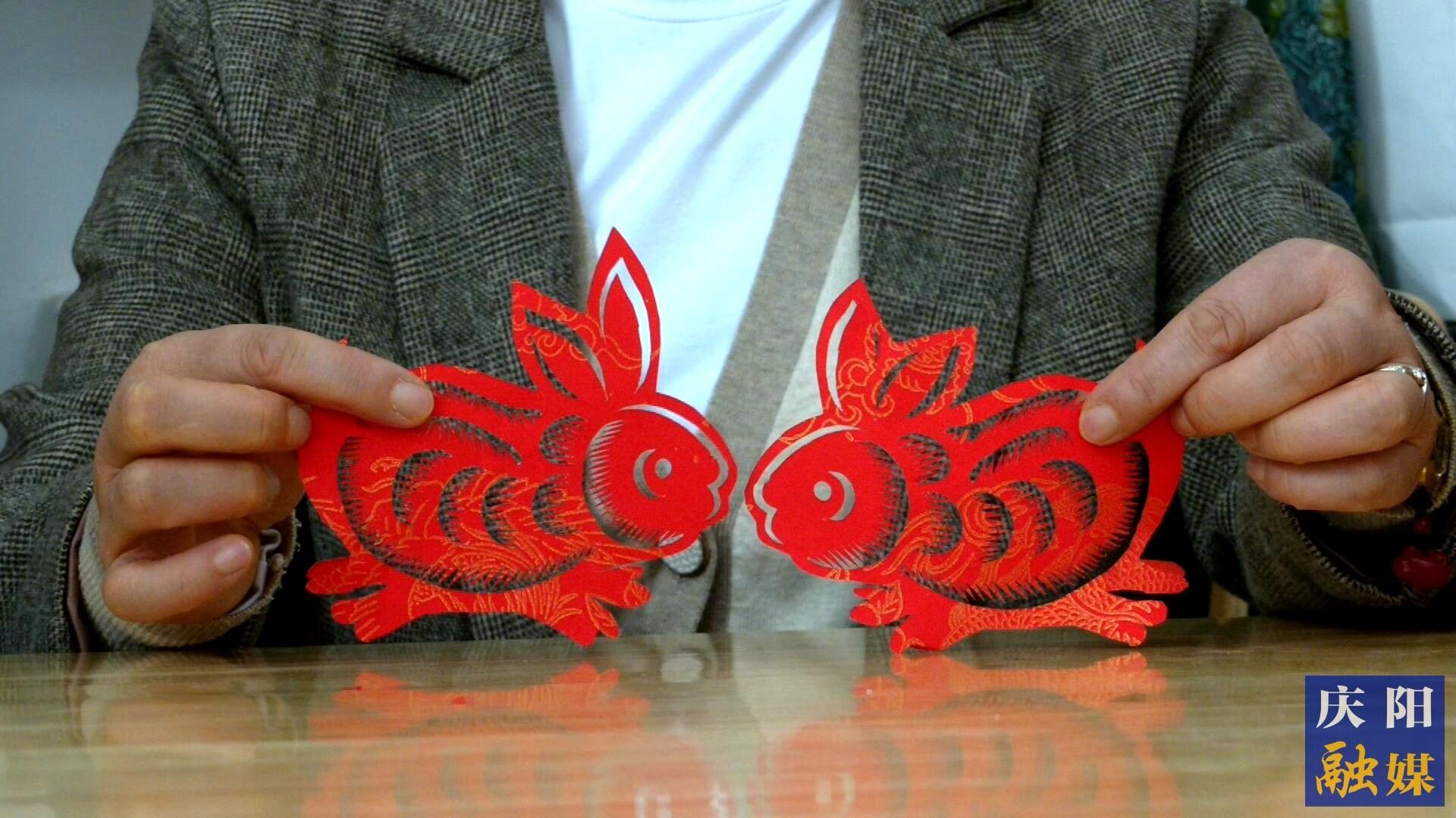 華池縣文化館非遺工坊的手藝人創(chuàng)作的剪紙。 通訊員 雷彩利 攝