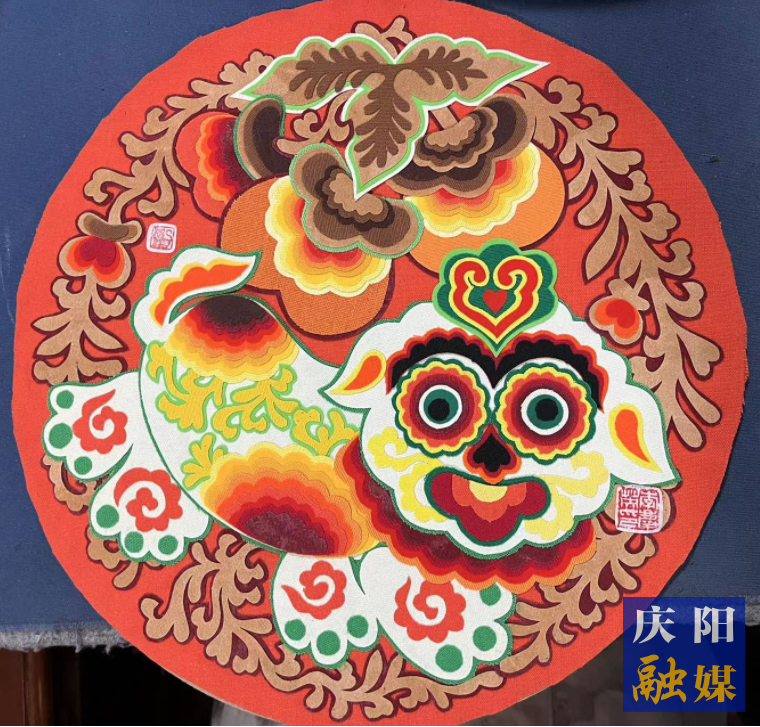 李慶英創(chuàng)作的布貼畫作品。