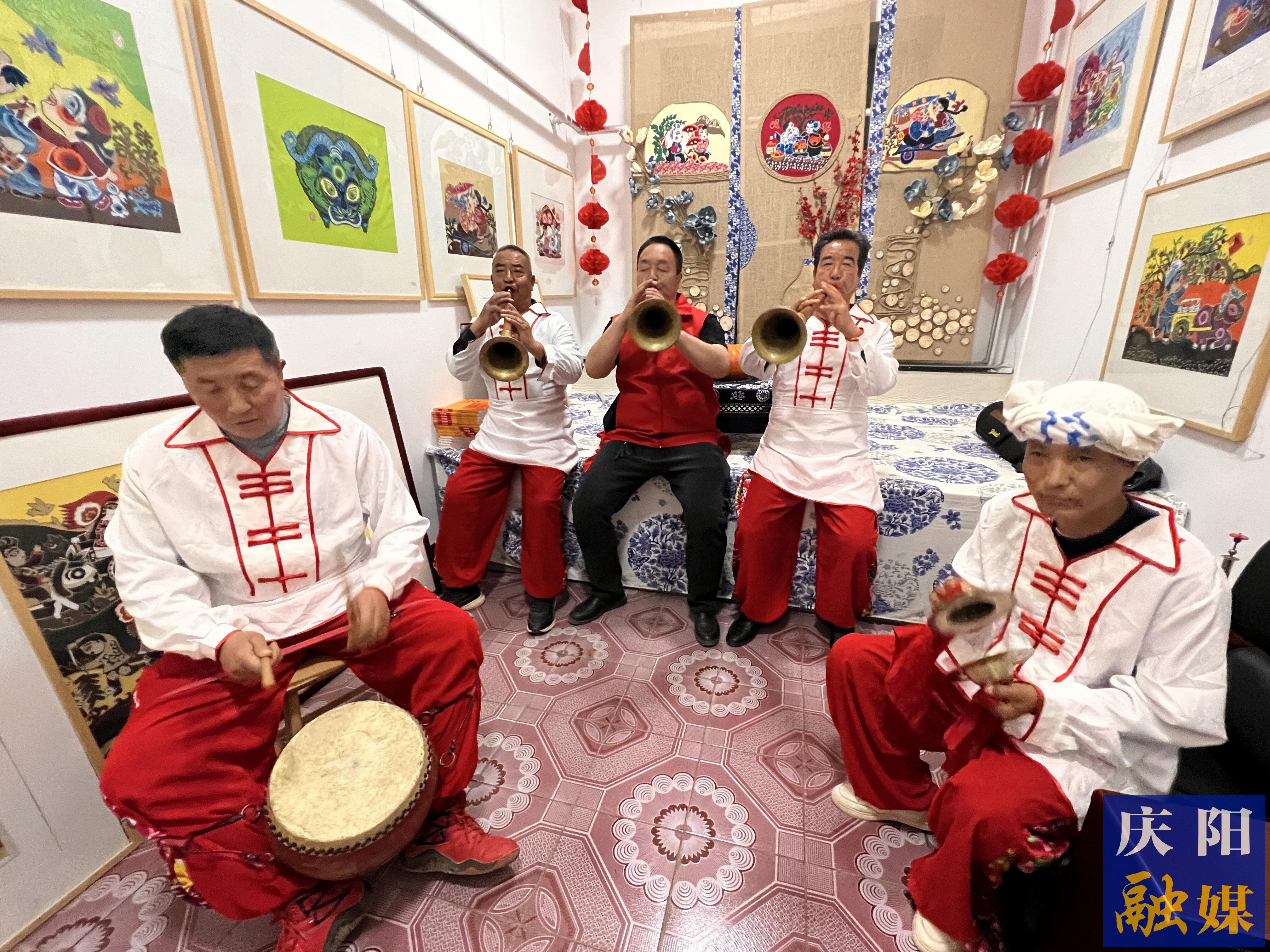 高小兵（左三）和同伴在練習(xí)吹嗩吶。