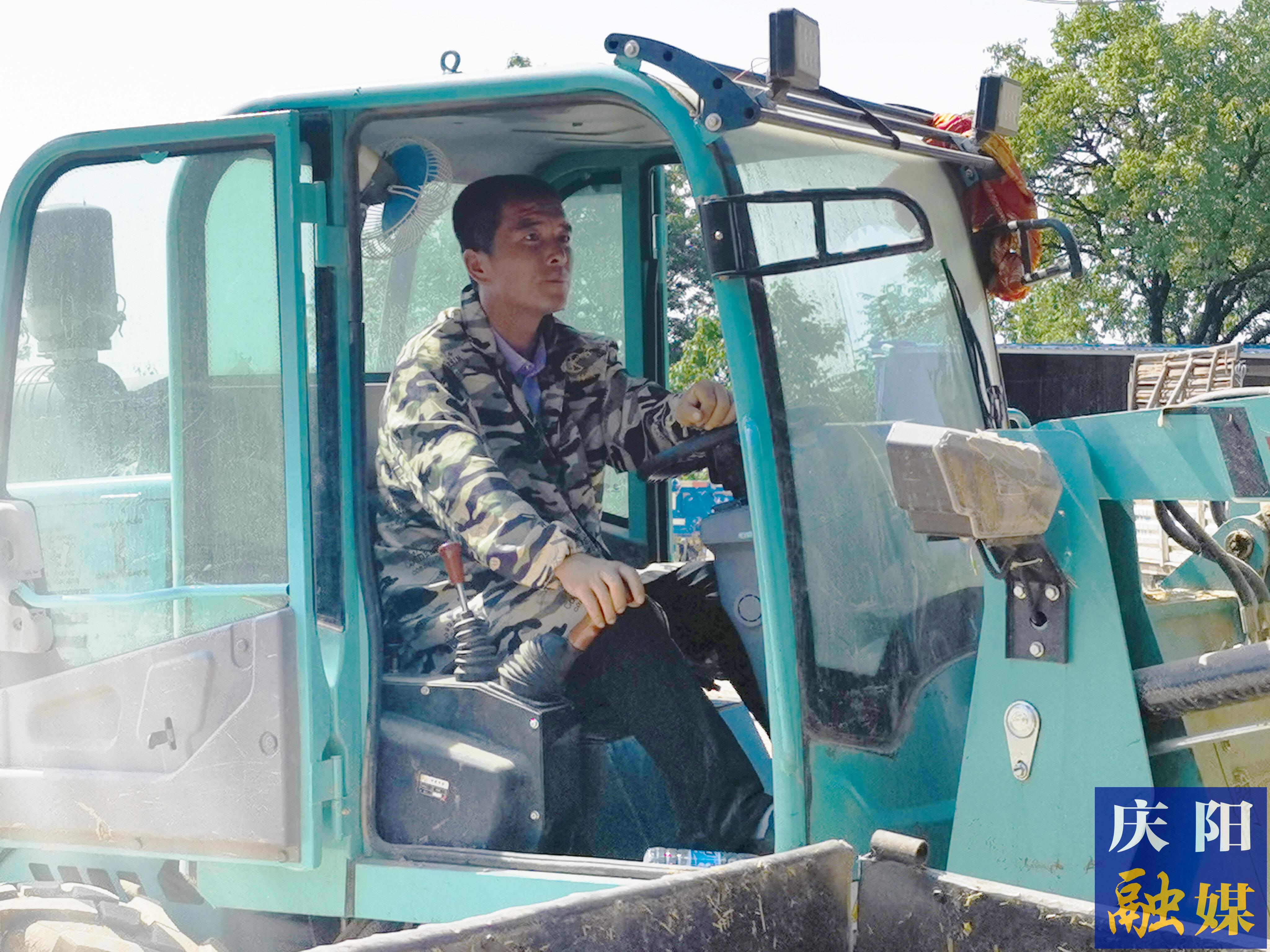 上肖鎮(zhèn)西嶺村返鄉(xiāng)創(chuàng)業(yè)青年郭鵬創(chuàng)辦了鎮(zhèn)原縣名眾生態(tài)種植養(yǎng)殖專業(yè)合作社，現(xiàn)牛存欄187頭，流轉(zhuǎn)土地300多畝種植飼草。 慶陽融媒記者 閆慧 攝