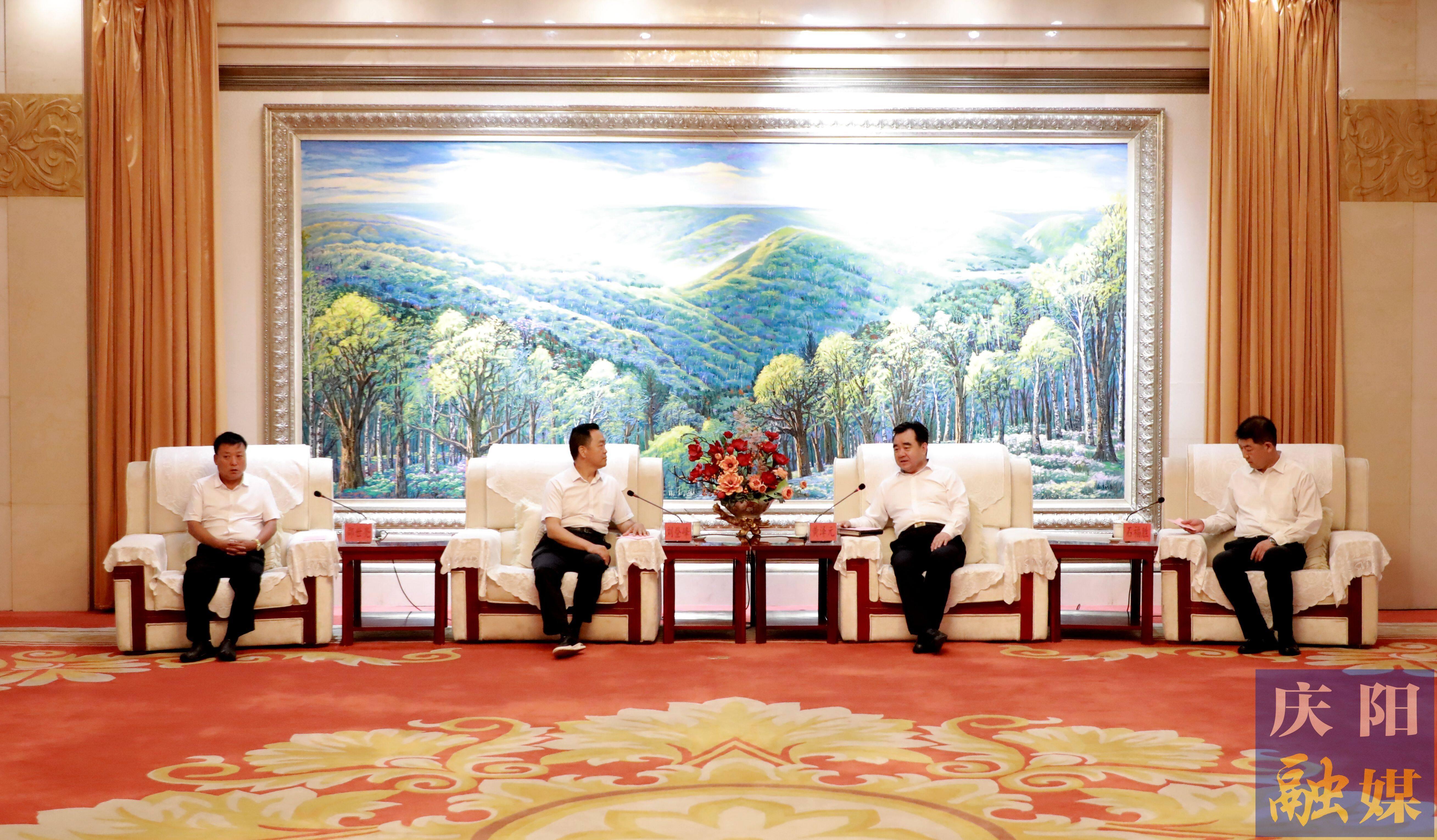 黃澤元與新疆生產(chǎn)建設(shè)兵團甘肅商會會長劉登峰一行座談