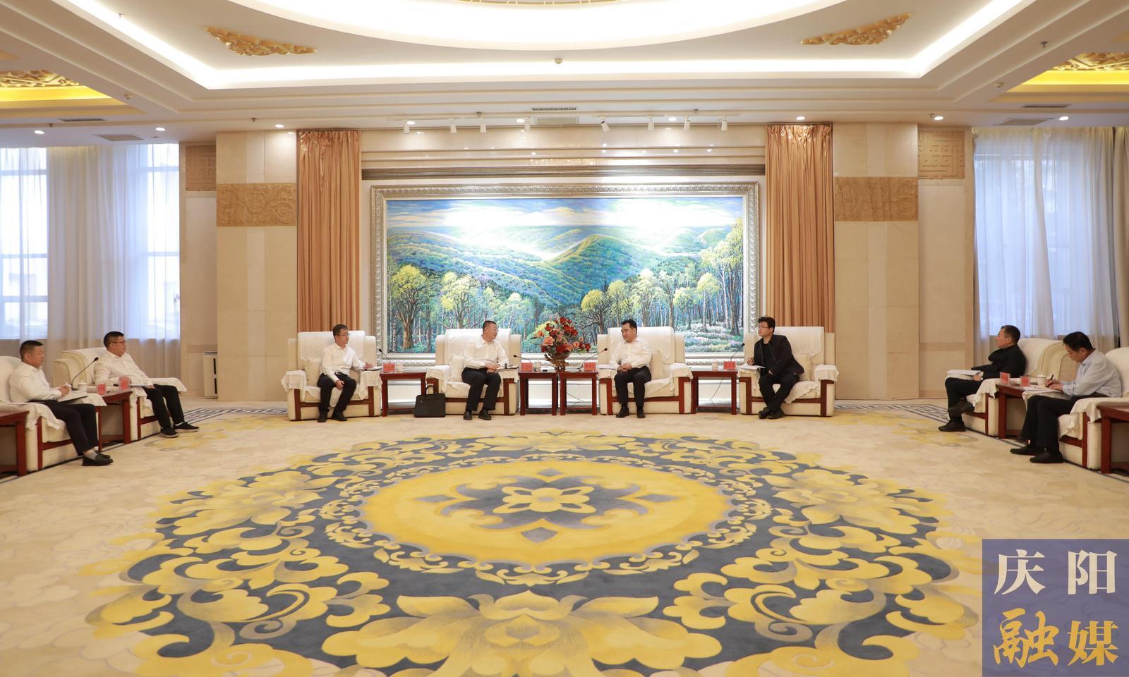 黃澤元與玉門油田分公司執(zhí)行董事、黨委書記來進和一行座談