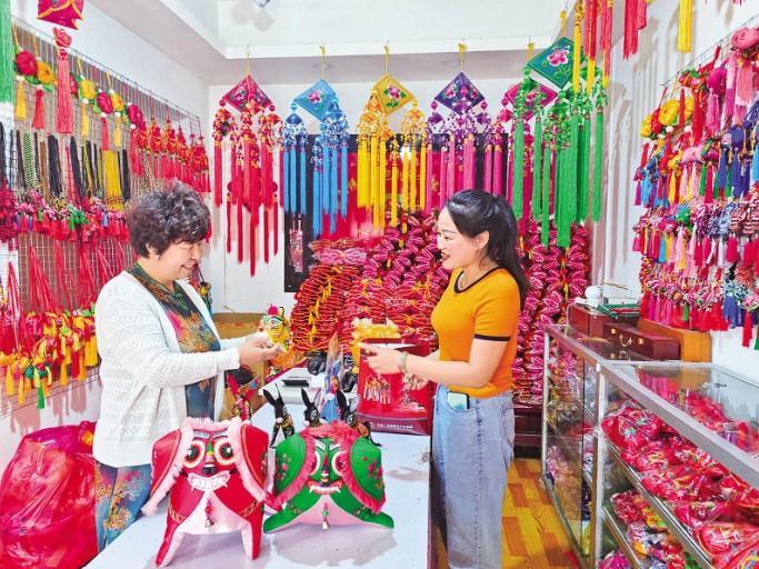 西峰區(qū)香包生產(chǎn)大戶積極為參加慶陽香包民俗文化節(jié)做準備