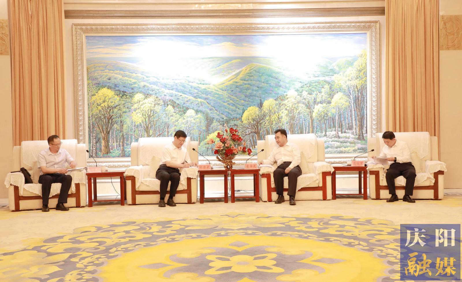 黃澤元周繼軍與華電集團(tuán)副總工程師、華電煤業(yè)集團(tuán)黨委書(shū)記、董事長(zhǎng)杜將武一行座談