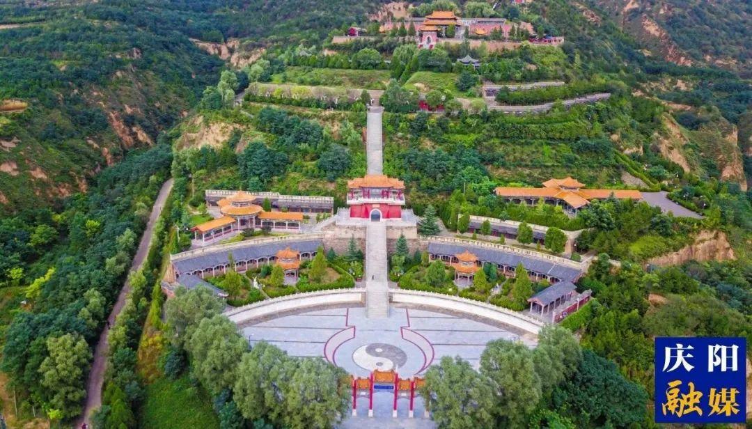 您好！我叫慶陽，這是我的名片，請多多關(guān)照