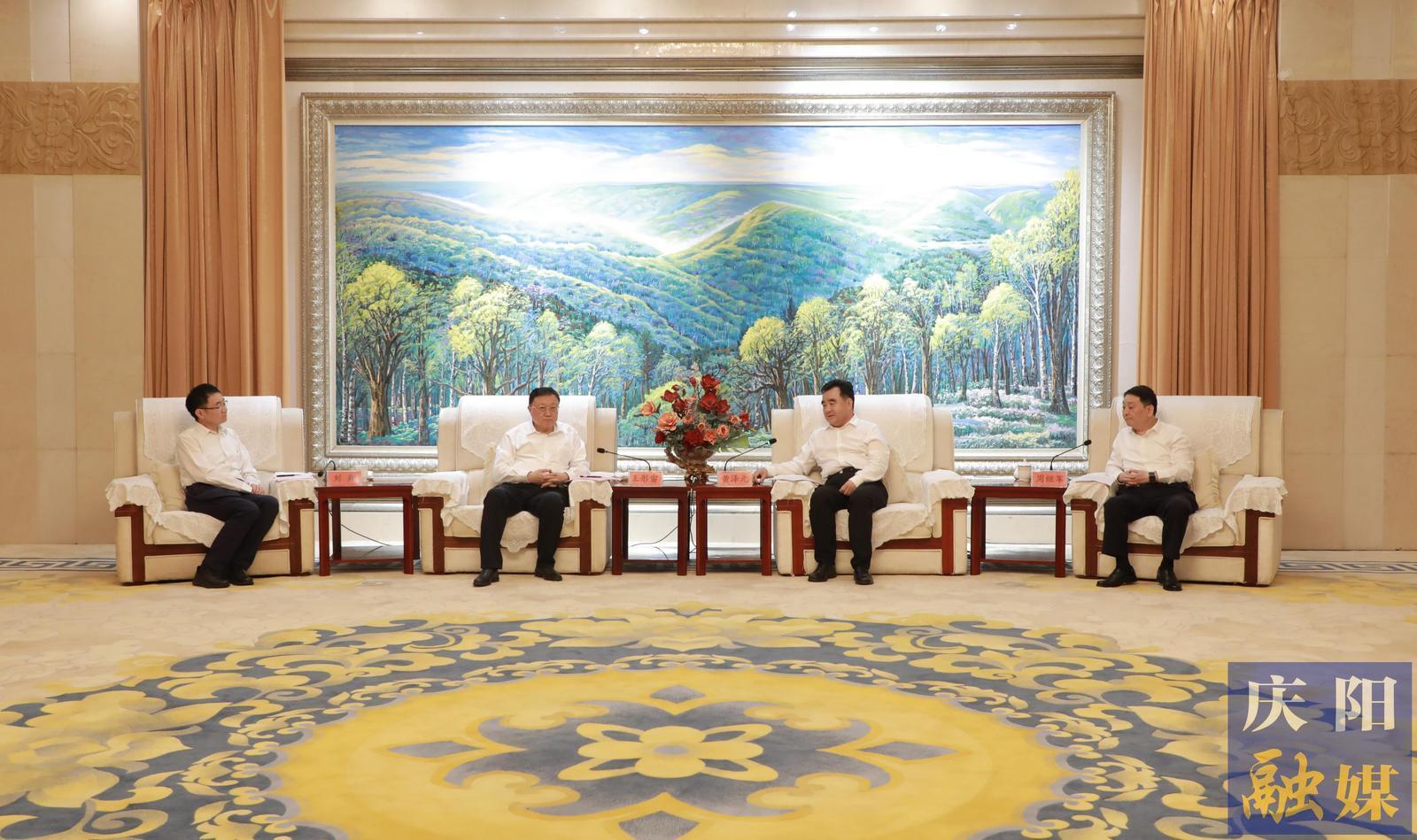 黃澤元周繼軍與中國(guó)交通建設(shè)集團(tuán)有限公司黨委書記、董事長(zhǎng)王彤宙一行座談