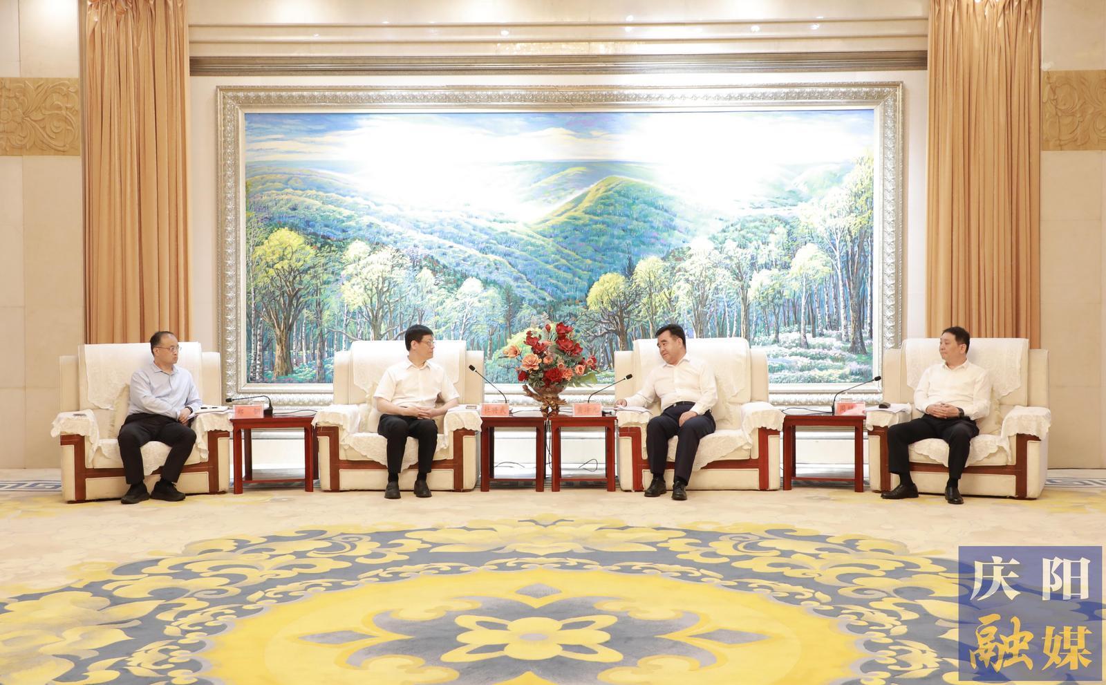 黃澤元與華電煤業(yè)集團(tuán)黨委書記、董事長杜將武一行座談