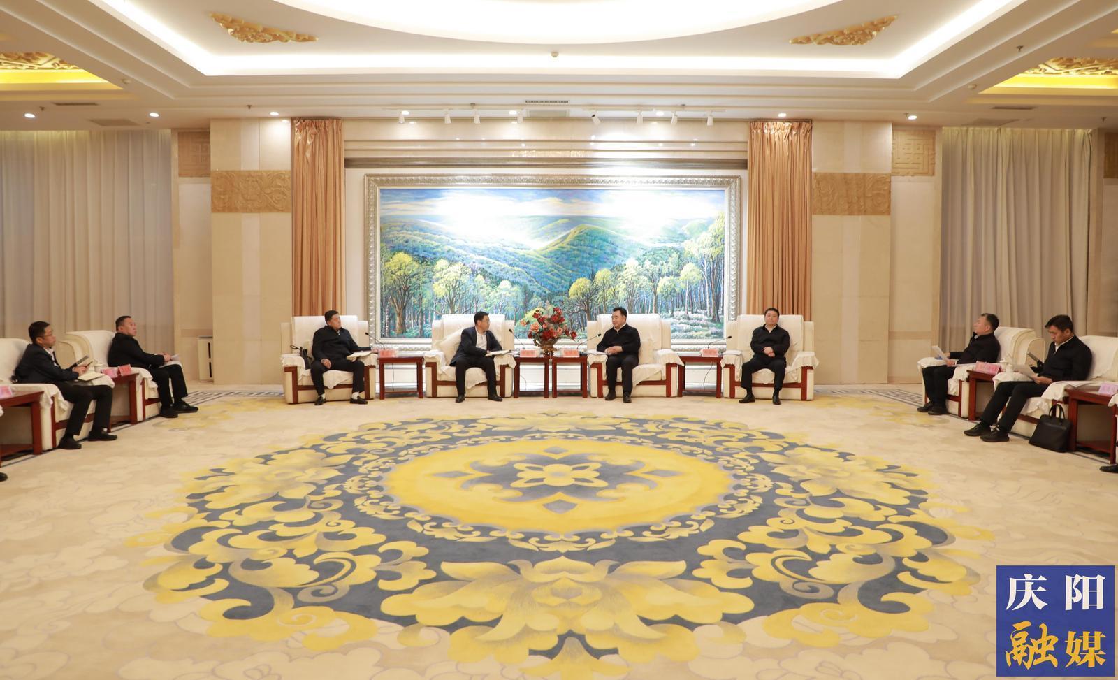 黃澤元周繼軍與甘肅能源化工投資集團(tuán)黨委書記、董事長(zhǎng)謝曉鋒一行座談