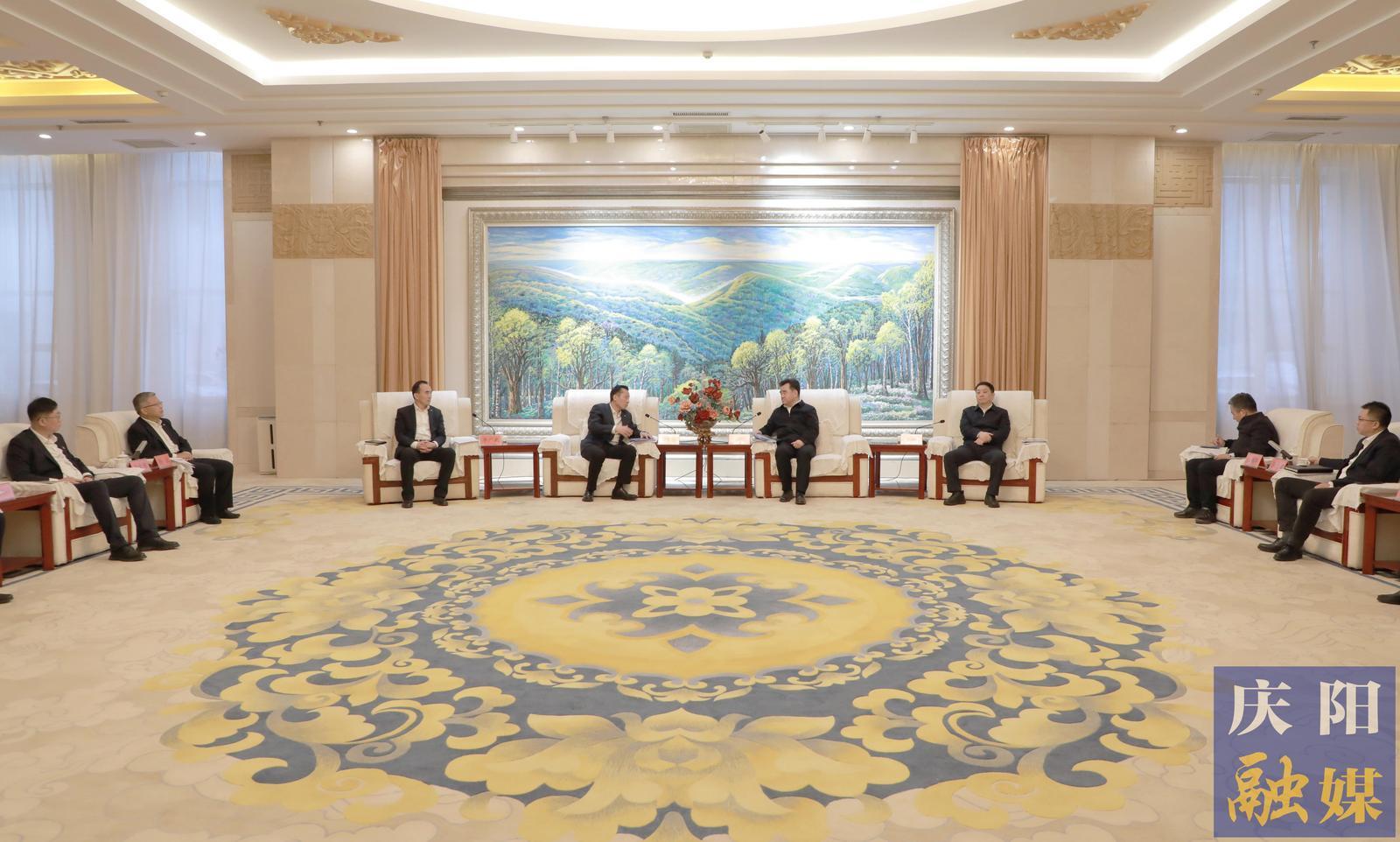 黃澤元周繼軍與中國(guó)鐵塔甘肅省分公司黨委書記、總經(jīng)理戴海兵一行座談