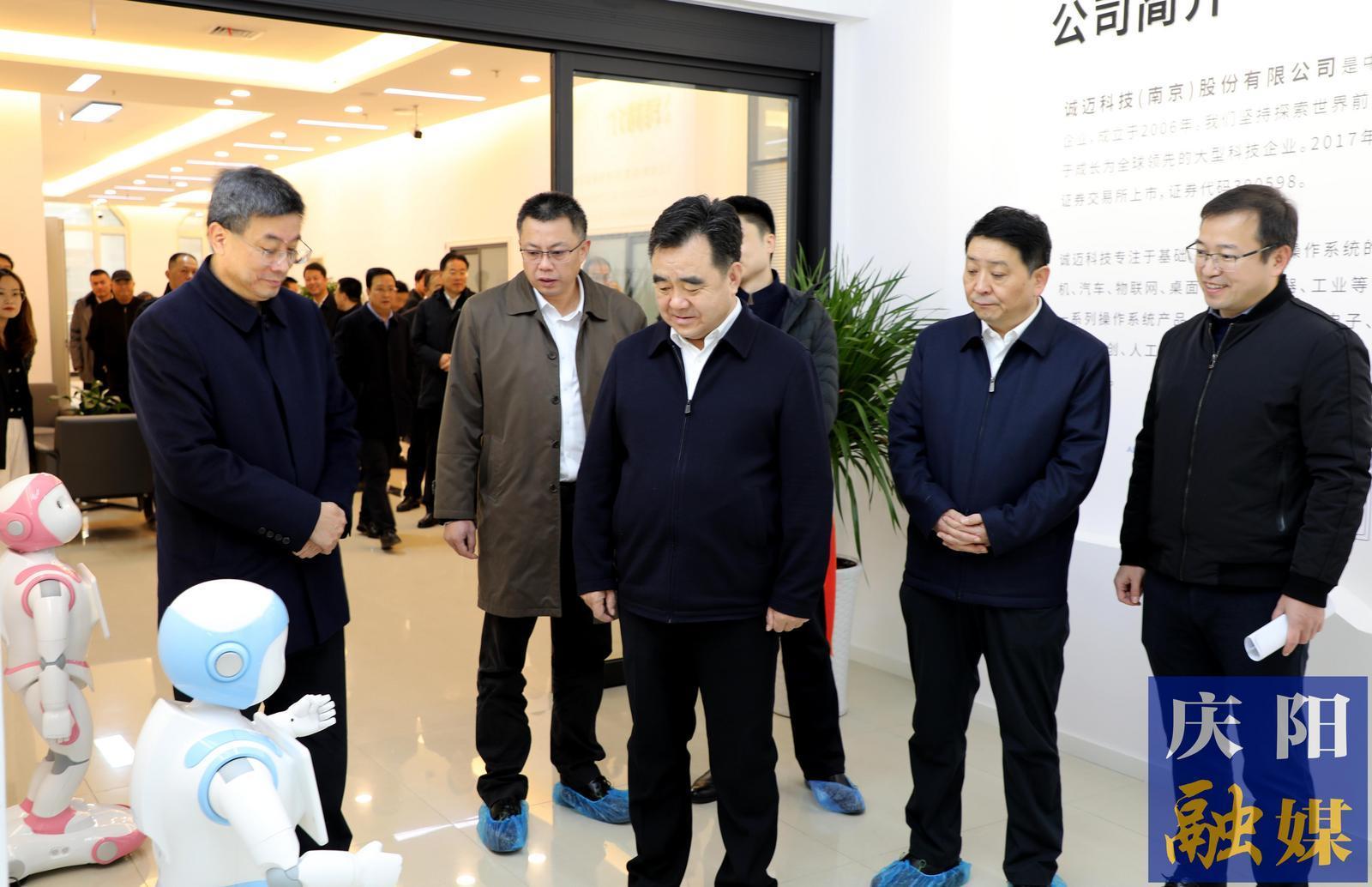 慶陽(yáng)首批自產(chǎn)信創(chuàng)計(jì)算機(jī)整機(jī)下線(xiàn)