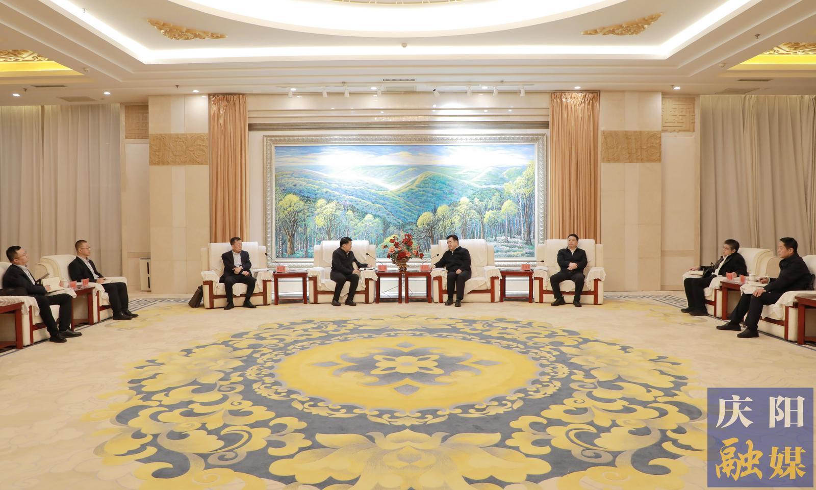 黃澤元周繼軍與中國(guó)農(nóng)業(yè)銀行甘肅省分行黨委書(shū)記、行長(zhǎng)吳崗一行座談