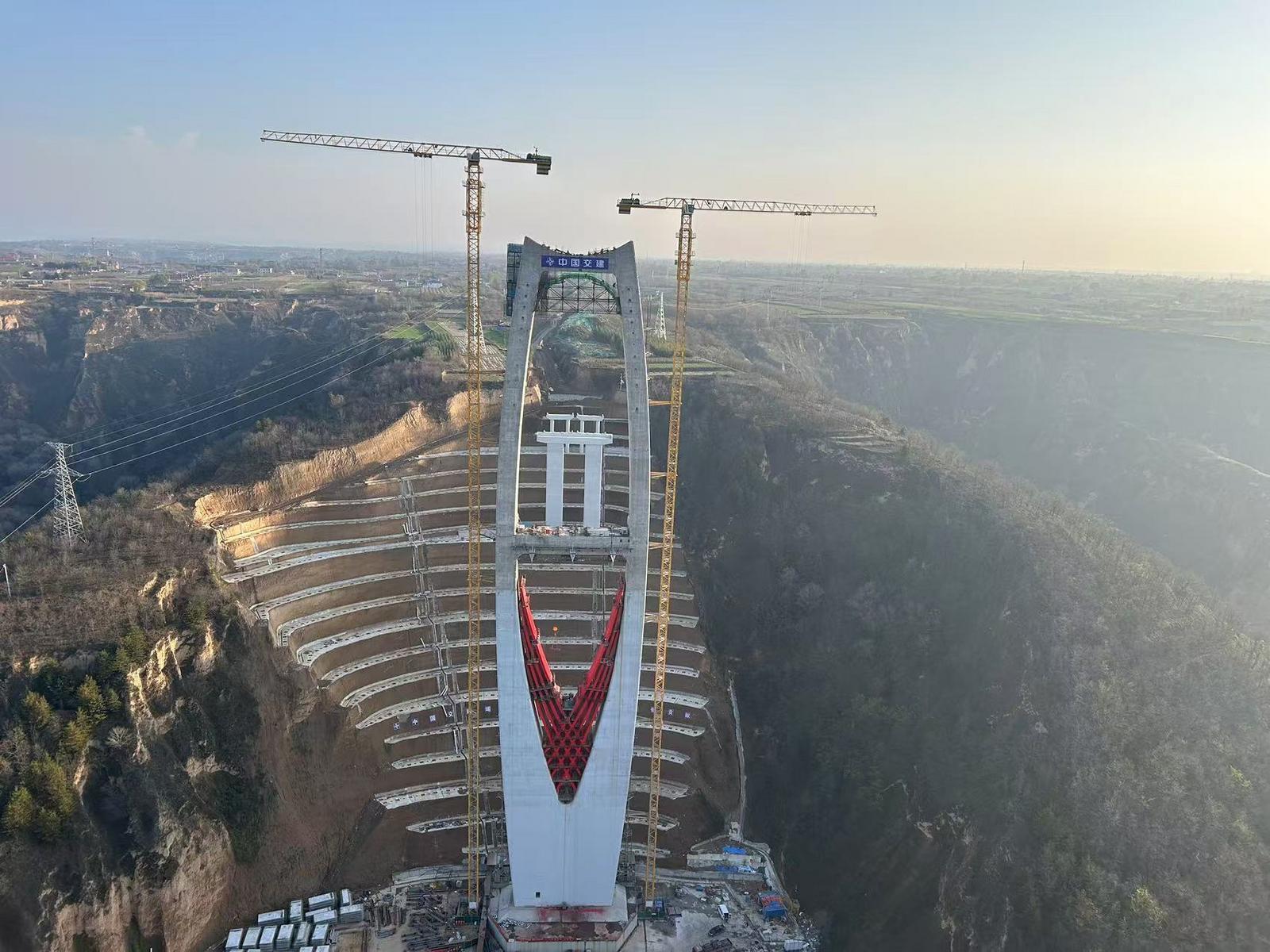 【重大項目建設·西合/東繞城一級公路】G244線慶陽過境段公路項目張鐵溝特大橋5#索塔裝飾鋼結構安裝完成